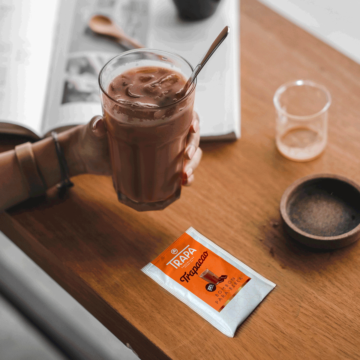 chocolatestrapa's tweet photo. Si la vida te da un martes 13, prepárate un Trapacao con hielo y verás como mejora 😜 Contadnos ¿qué es lo más extraño que os ha sucedido un martes 13? Nosotros mientras vamos preparando un Trapacao 🧡
#ChocolatesTrapa #Trapacao #bebidasfrias #cacaosoluble #singluten #martes13 https://t.co/lupJpLoH6W