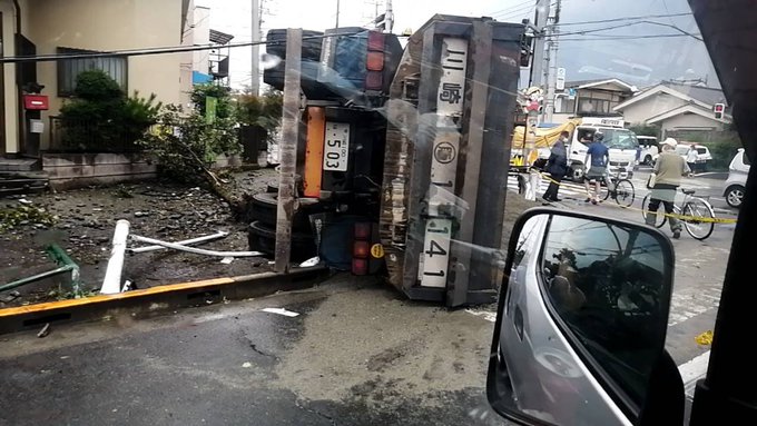 事故 あきる野市山田 山田通りでトラック横転し電柱なぎ倒す 現地画像まとめ まとめダネ 事故 あきる野市山田 山田通りでトラック横転し電柱なぎ倒す 現地画像まとめ まとめダネ