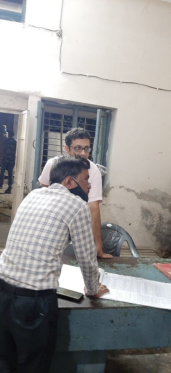 12.07.2021 को रात्रि हाथरस शहर के  33/11केवी विद्युत उपकेंद्र गिजरौली का निरीक्षण किया गया। विद्युत आपूर्ति की समीक्षा कर अधिकारियों को सुचारू विधुत आपूर्ति व शिकायतों को निस्तारित करने के निर्देश दिए गए। <a href="/CMOfficeUP/">CM Office, GoUP</a> <a href="/ptshrikant/">Shrikant Sharma</a> <a href="/UppclChairman/">CMD UPPCL</a> <a href="/mduppcl/">MDUPPCL</a> <a href="/ankushtofficial/">Dr. Ankush Tripathi</a>