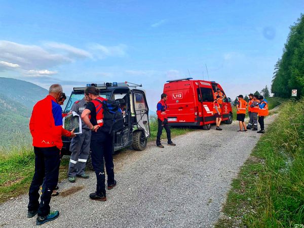 TgrRaiAltoAdige's tweet photo. Allarme rientrato: ritrovato alle 8.30 il cinquantenne allontanatosi ieri dal maso di famiglia.
L'azione di ricerca era iniziata a #Monguelfo alle 6. L'uomo è in condizioni di salute buone, ha solo lievi abrasioni.
Foto: Vigili del fuoco dell'Alto Adige
@TgrRai https://t.co/jOIuLjYhAC
