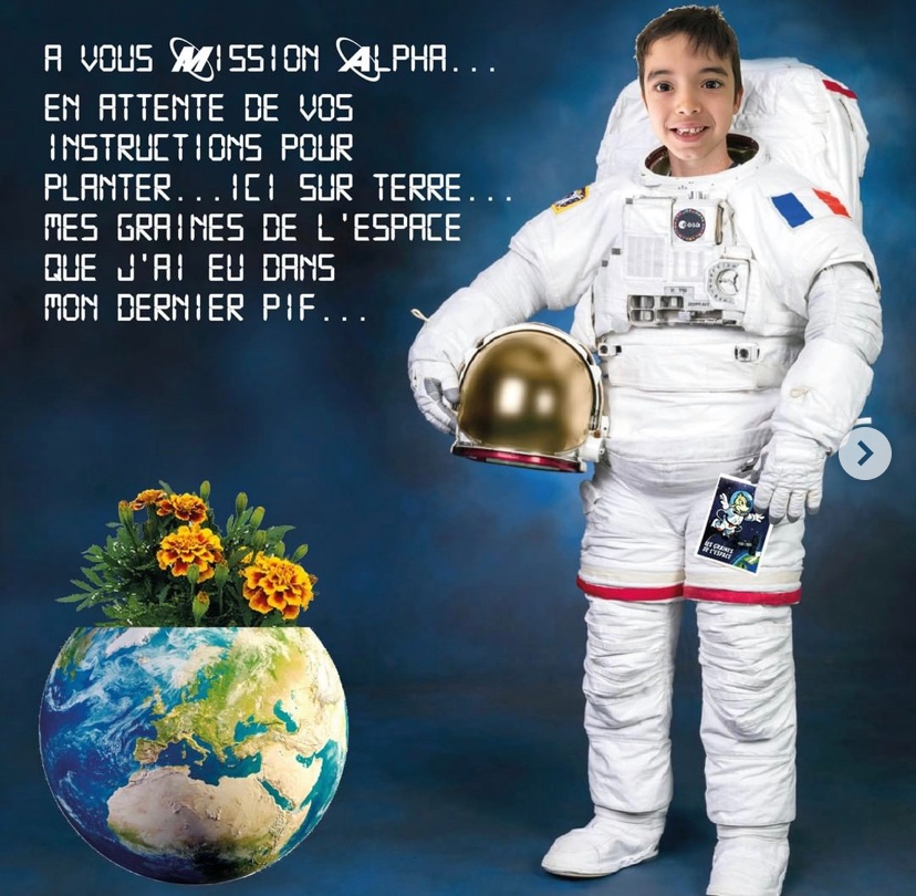 Merci à la @revuesignes de mettre à l’honneur le partenariat  de #PifLeMag et du <a href="/CNES/">CNES</a> pour que les enfants puissent planter cet été  leurs graines de l’espace en même temps que <a href="/Thom_astro/">Thomas Pesquet</a> dans l’#ISS ‼️
#Eklosion 🌺 #MissionAlpha 🚀