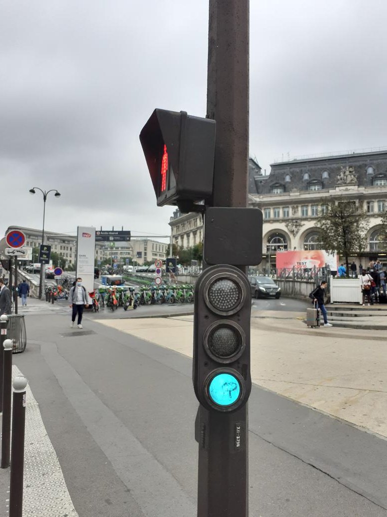 Repeindre les feux sûrement utile. Repeindre les panneaux cedez-le-passage au feu pas necessaire 🤔 vu devant la gare de Lyon et aussi place d'Italie <a href="/Parisjecoute/">Paris j'écoute</a> un petit rappel aux entreprises en charge des tvx de peinture ?