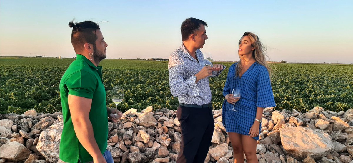 GuiaMichelin_ES's tweet photo. #MICHELINRaizCulinaria
Ayer, disfrutamos mucho visitando @verumbodegas. Esta familia de bodegueros lleva en la sangre, desde 1788, el amor por su tierra y por el vino. ¡Sorpresa!...Se nos unió @MariaMChef9.
#MICHELINExperience #RaizCulinaria @turismoclm @carlosmchef3 @RamonFreixa https://t.co/fQpUbQ4XWC
