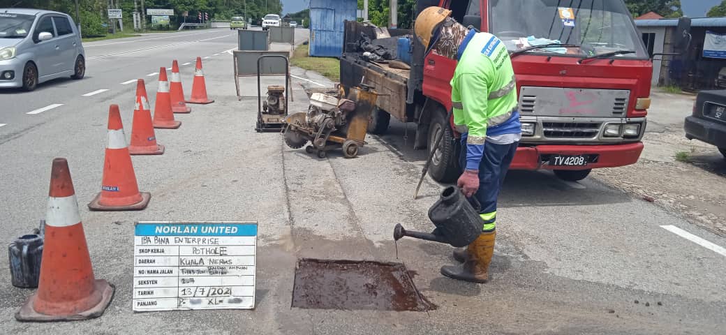 AHTNU_Area2's tweet image. Info 13.7.2021
T143 Jln Tengku Ampuan Bariah, Sec 1.7

Team #KualaNerus
R01 - Patching pothole/pavement
Kerja membaiki permukaan jalan rosak

Tiada lagi jalan berlubang bahaya

#ThisIsKualaNerus
#TSRM
@JKRTerengganu
@jkrktganu