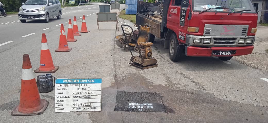 AHTNU_Area2's tweet image. Info 13.7.2021
T143 Jln Tengku Ampuan Bariah, Sec 1.7

Team #KualaNerus
R01 - Patching pothole/pavement
Kerja membaiki permukaan jalan rosak

Tiada lagi jalan berlubang bahaya

#ThisIsKualaNerus
#TSRM
@JKRTerengganu
@jkrktganu