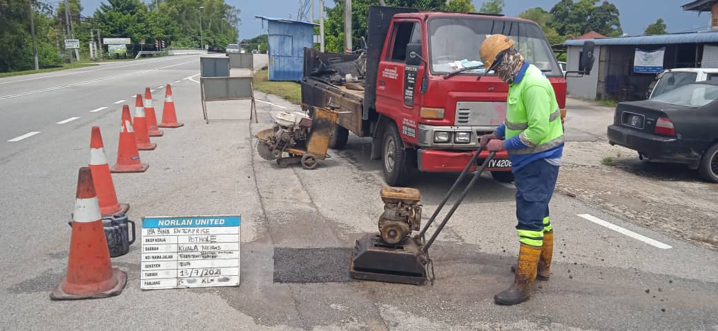 AHTNU_Area2's tweet image. Info 13.7.2021
T143 Jln Tengku Ampuan Bariah, Sec 1.7

Team #KualaNerus
R01 - Patching pothole/pavement
Kerja membaiki permukaan jalan rosak

Tiada lagi jalan berlubang bahaya

#ThisIsKualaNerus
#TSRM
@JKRTerengganu
@jkrktganu