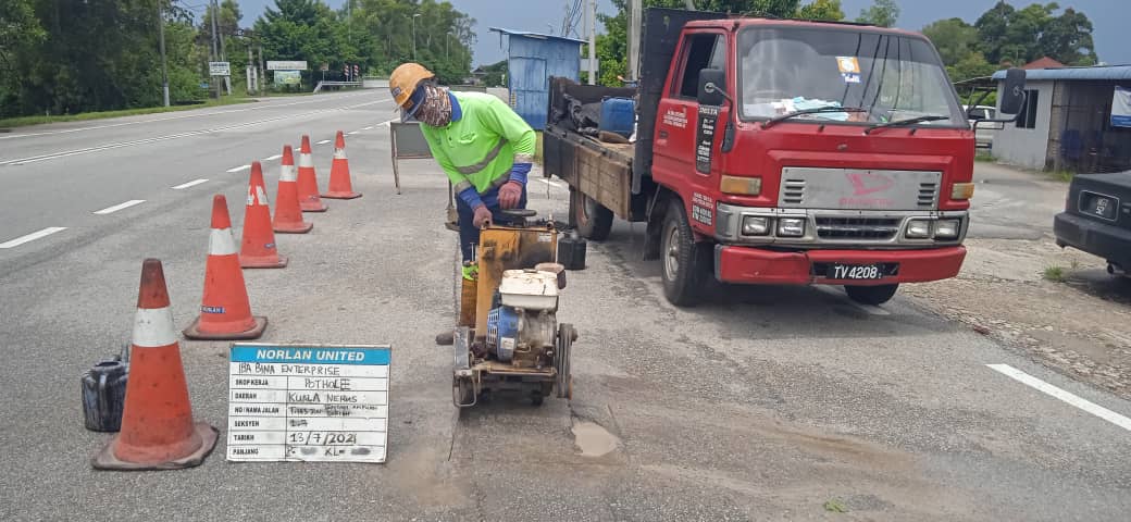 AHTNU_Area2's tweet image. Info 13.7.2021
T143 Jln Tengku Ampuan Bariah, Sec 1.7

Team #KualaNerus
R01 - Patching pothole/pavement
Kerja membaiki permukaan jalan rosak

Tiada lagi jalan berlubang bahaya

#ThisIsKualaNerus
#TSRM
@JKRTerengganu
@jkrktganu