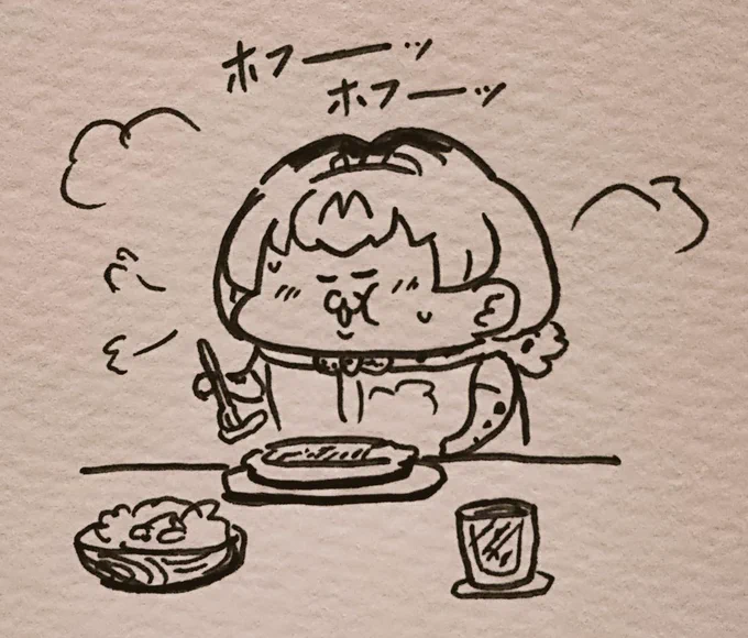 グラタンを食べるみんみ 