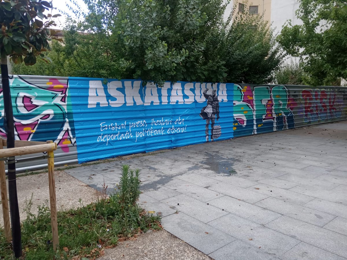 RtxSortu's tweet image. Hau da Arrotxapeako SORTUren kontu berria. Auzoko Herri Mugimenduarekin elkarlanean, auzoa astintzera gatoz! Independentzia, sozialismoa eta feminismoa helburu, etxetik falta direnak bidean ahaztu gabe. Txutxo, Iñaki eta Jon Etxera! #AgitProp #LehenikHerria #PresoakEtxera