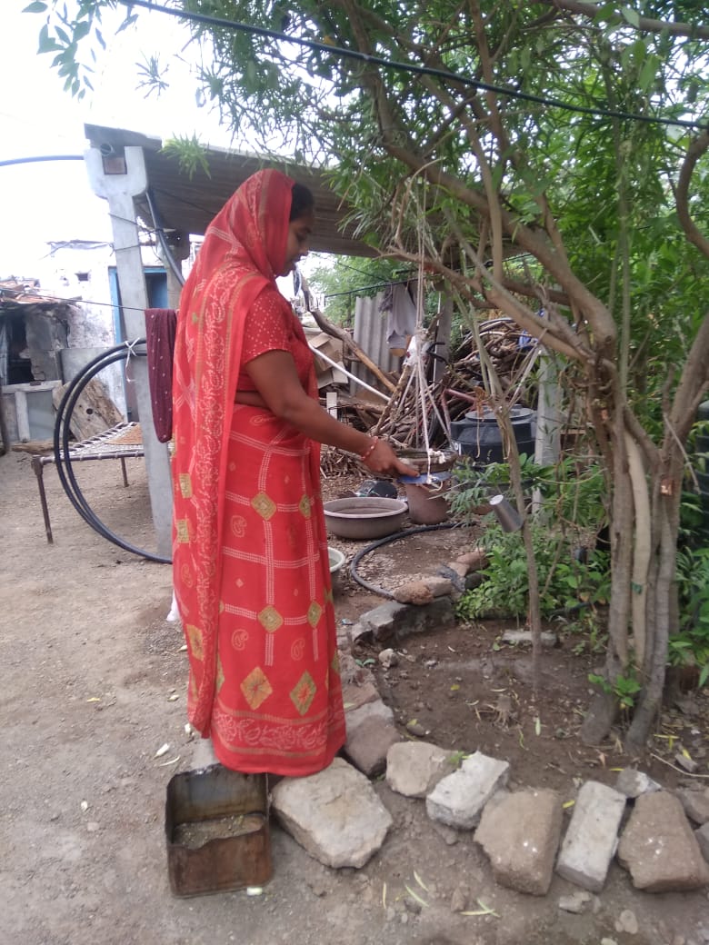 આશા બહેનો દ્વારા ઘરે ઘરે જઈ પોરાનાશક કામગીરી કરવામાં આવી રહી છે.મલેરિયા ડેન્ગ્યુ થી બચવા ઘરની આસપાસ પાણીનો સઁગ્રહ ન થવા દઈએ,તેમજ ઘર વપરાશ માટેના પાણીભરેલા વાસણોને હવાચુસ્ત રીતે ઢાંકીને રાખીએ.#malaria elimination