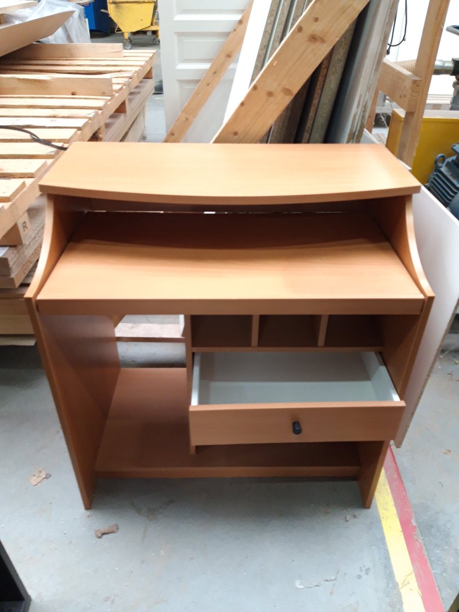 A donner 📢♻️

Nous avons récupéré un #bureau encore en bon état chez un client. N'hésitez pas à nous contacter par MP si vous souhaitez venir le récupérer à la menuiserie !