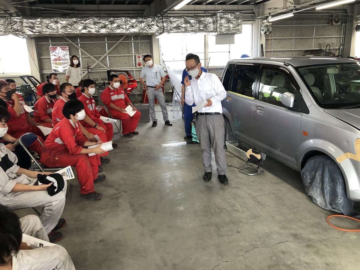 jec_mechanic's tweet photo. 車体工学科【北関東クリーンクイック鈑金】

感染症対策を行った上、車体工学科、車体整備コース2年を対象としたクイック鈑金実作業のデモンストレーションを見学し午後から体験させて頂きました。

出張鈑金の技術を見せて頂き、学生は大変勉強になりました。
＃鈑金
＃塗装 https://t.co/wWdI6eCy8S