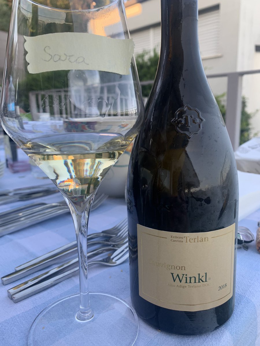 missaglia_sara's tweet photo. Sauvignon Blanc dell’Alto Adige: tutto il clima e il porfido quarzifero di origine vulcanica di cui @KellereiTerlan è capace.
.
#terlan #cantinaterlano #winkl #sauvignonblanc #altoadige #vinidellaltoadige #wineoneway #WoW https://t.co/5dLkPXqqsg