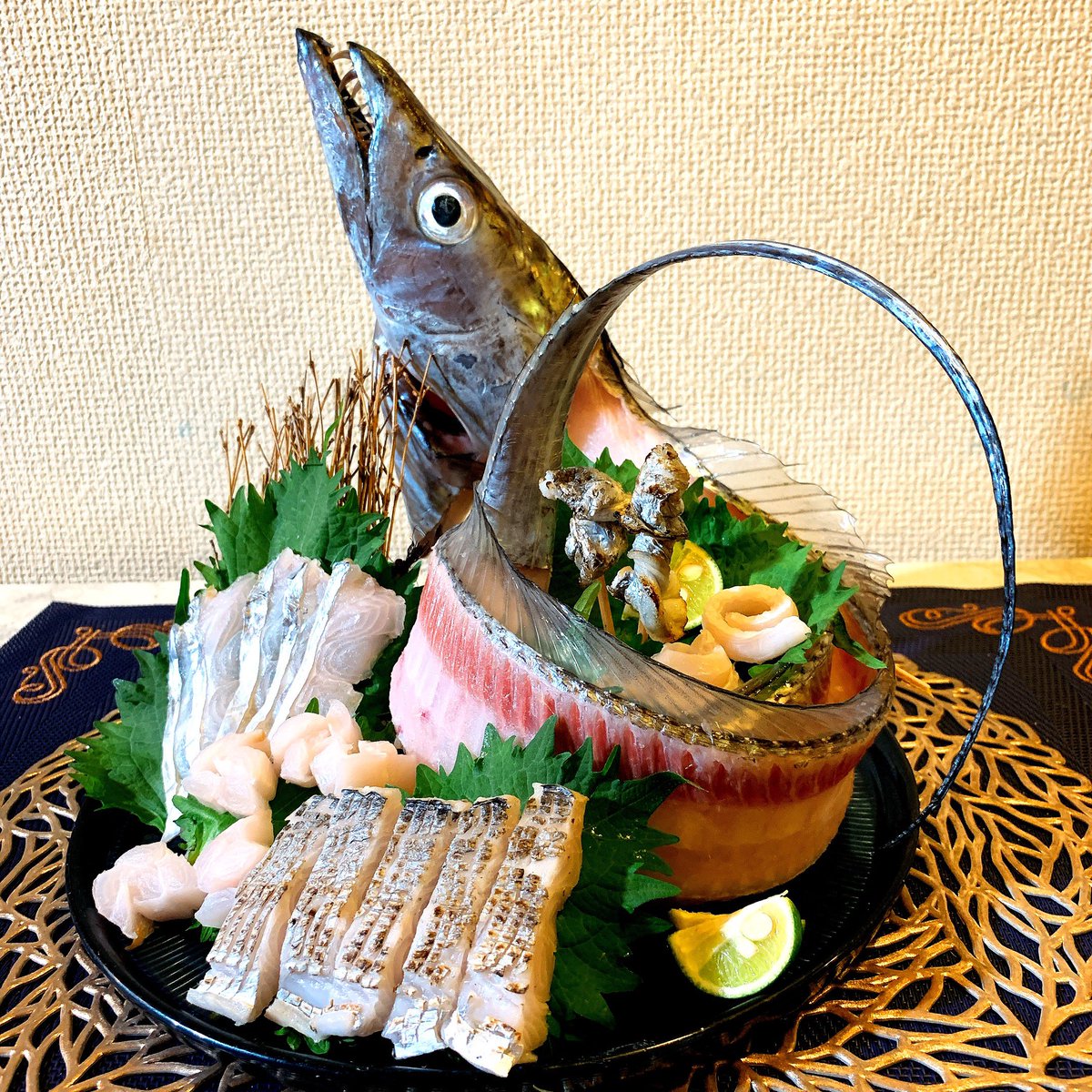 オーロラ Aurora おうちごはん 太刀魚 の 姿造り 1 25kg の大物をさばいたよ お刺身と炙り刺身にしてみた 引いた皮も炙ったよ 脂がのってて良い香りがするし本当にタチウオはヤバいね キレイだし おいしかったお