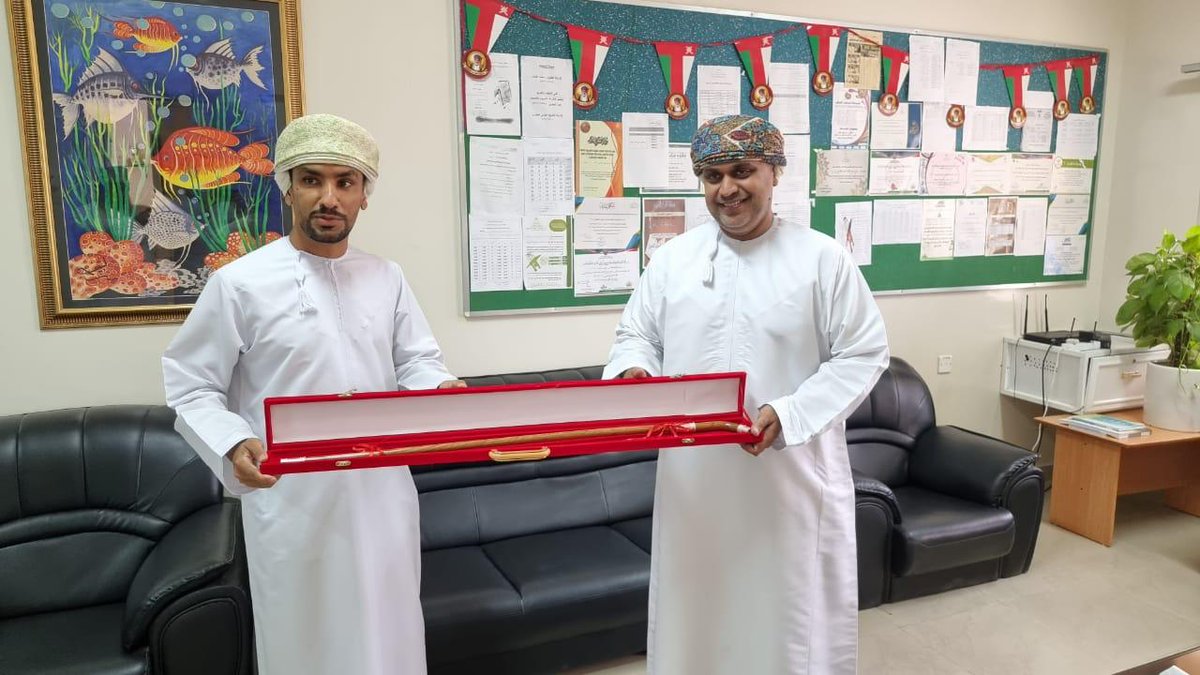 تكريم ا.  هلال الطالعي المدير المساعد  المدرسة في نهاية العام الإستثنائي. 
قام بتسليمه أ. خالد الرواحي مدير المدرسة
الهدية تعبّر عن تقدير والامتنان من  معلمي المدرسة له و على جهوده الكبيرة في الإسهام في إدارة المدرسة والخروج بنتائج إيجابية قيّمة لهذا العام
#فعاليات_تعليمية_مسقط