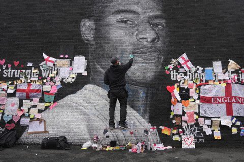 KayBurley's tweet photo. …and just like that, those who thought they could abuse our #eng heroes are defeated by a street artist and his spray paint 👏👏👏👏 https://t.co/JD5hYknbMr