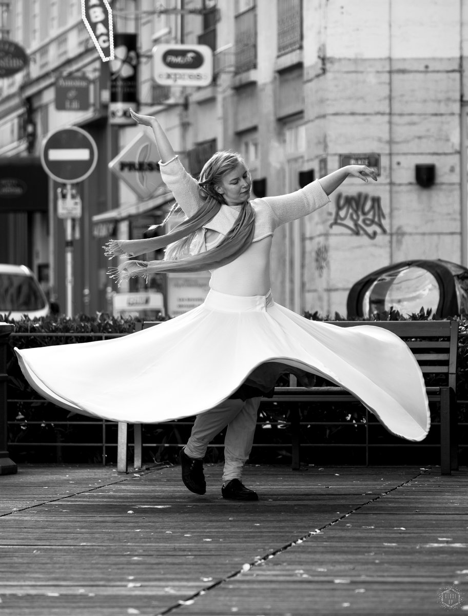 CloseUpLyon's tweet photo. * The Whirl of Life *
Se laisser emporter par un élan de grâce.
© @CloseUpLyon
- Mars 2021 -
#CloseUpPhoto #CloseUpLyon #OlympusFrance #OnlyLyon #StreetLife #BNWLife #StreetPortraits #NoiretBlanc #blackandwhite #VivreLyon #BlogInLyon #Lyon #CityOfLyon https://t.co/GBWwfAdt9v