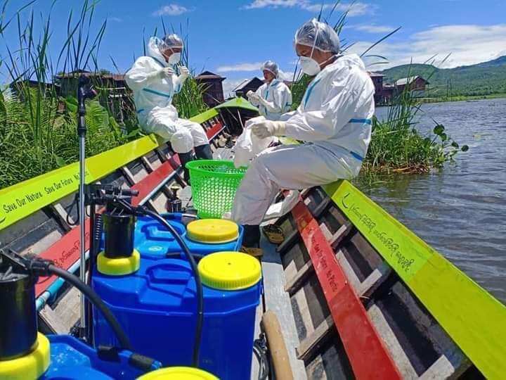 #Covid19 patients are slowly starting to emerge in 1 of the most picturesque places in #Myanmar in #Inle Lake, western #Shan state. Civil society organisation volunteers helping to spray homes with disinfectants &amp; offer help to those who're covid-infected #WhatsHappeninglnMyanmar