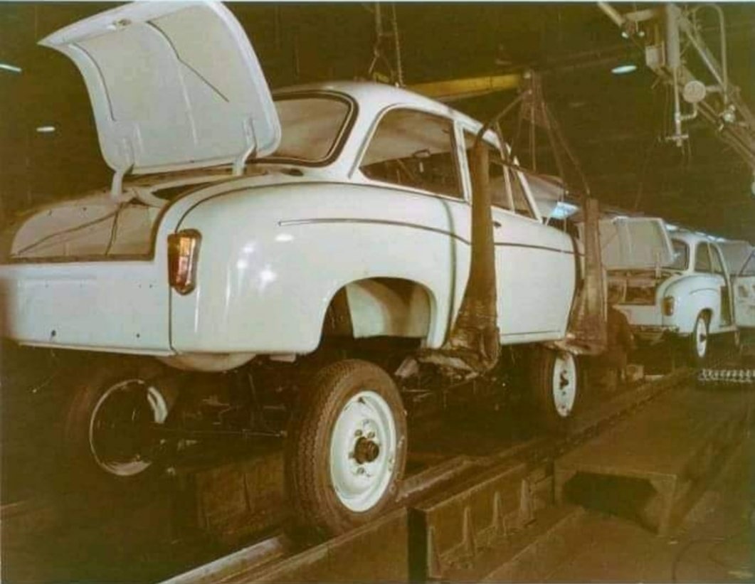 janusz_ksawery's tweet image. I cyk następna Syrenka 105 w pięknym kolorze zjeżdża z taśmy, aby jakiś przodownik pracy mógł odebrać na talon ☺