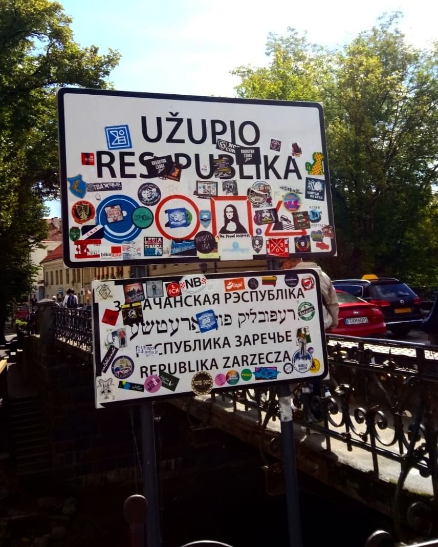 ssoulmatee2's tweet photo. El barrio de Uzupis se declaró como república independiente: tiene su propia constitución, su himno, su bandera y su parlamento propio. Lo que nos gustó de este barrio es su ambiente, sus calles con tanto encanto y creatividad. Un barrio bohemio lleno de murales y obras de arte https://t.co/ic7nMmHyDU