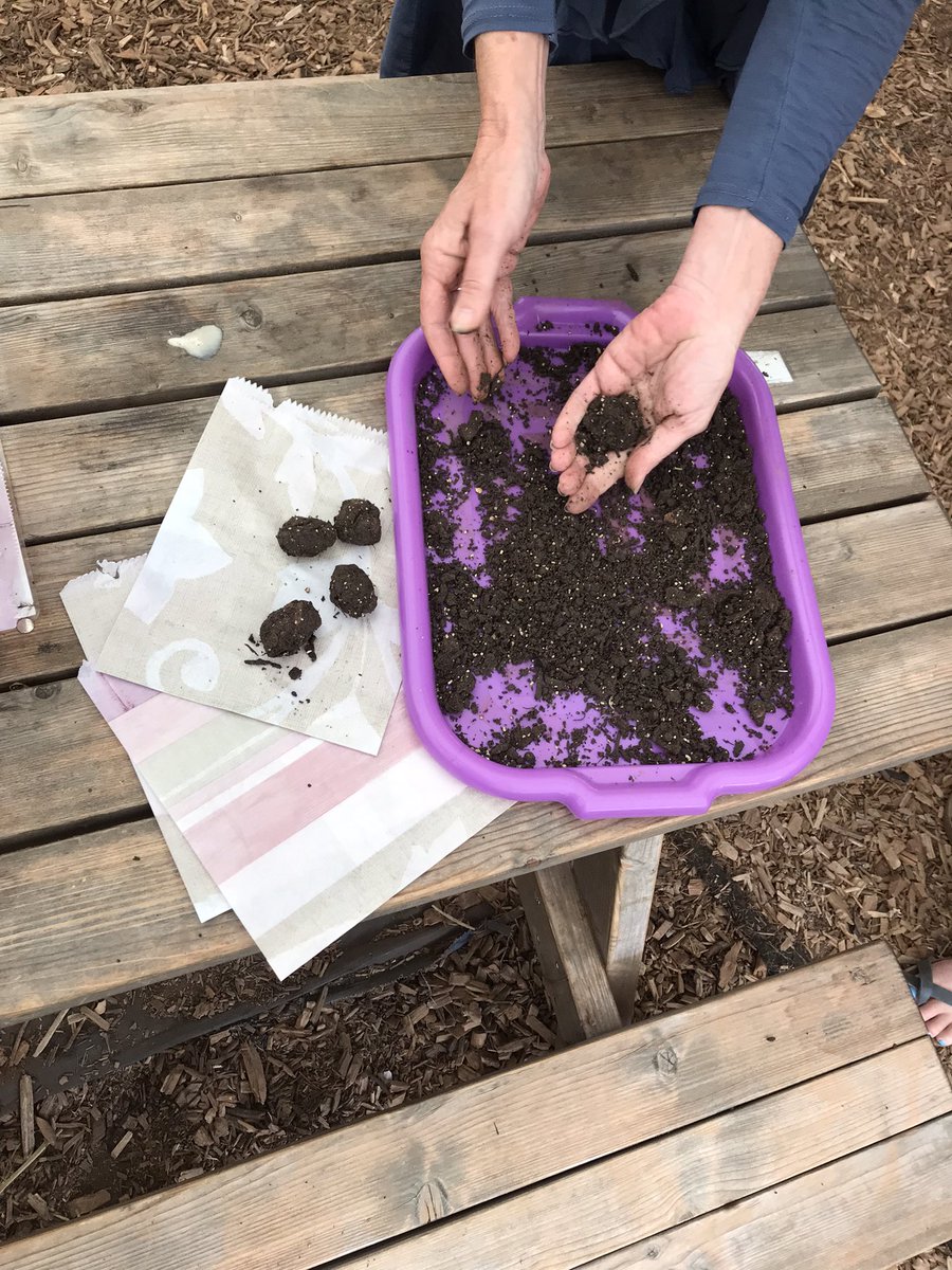 FindyourwildC's tweet photo. #meetupmondays @TheOtherSyde with @IlluminateCambs 🌼safe outdoor space for nature crafts, friendships and plenty of bee bombs 🐝#findyourwild #safeoutside https://t.co/xRddNXAJYw