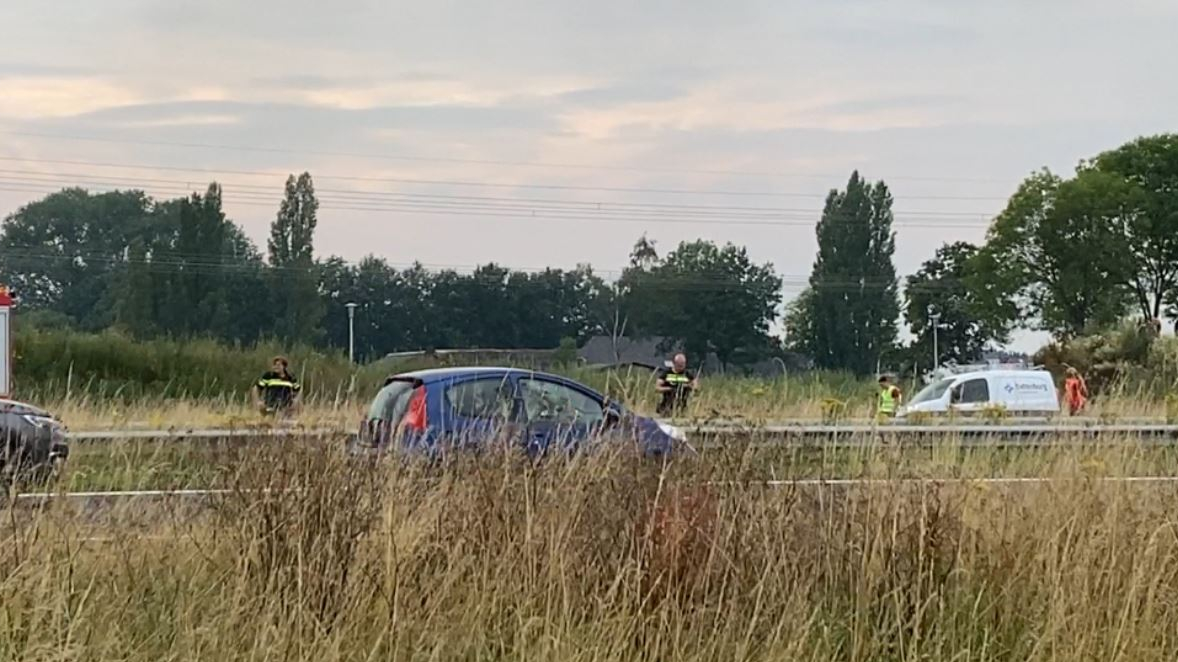Politie deelt ruim 150 bonnen uit voor filmen vrachtwagenbrand op A50