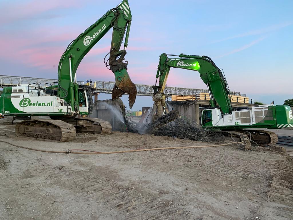 Bnextnl's tweet photo. Terwijl het gros van Nederland lag te slapen, werd er vorige week door https://t.co/GV893fZqGM flink aan de weg getimmerd 🏗️ Zo hebben collega’s van donderdagavond 20.00 tot vrijdagochtend 06.00, om verkeershinder overdag te minimaliseren, een viaduct weggeknipt op de N206 🚧 https://t.co/WIfTdhE8h3