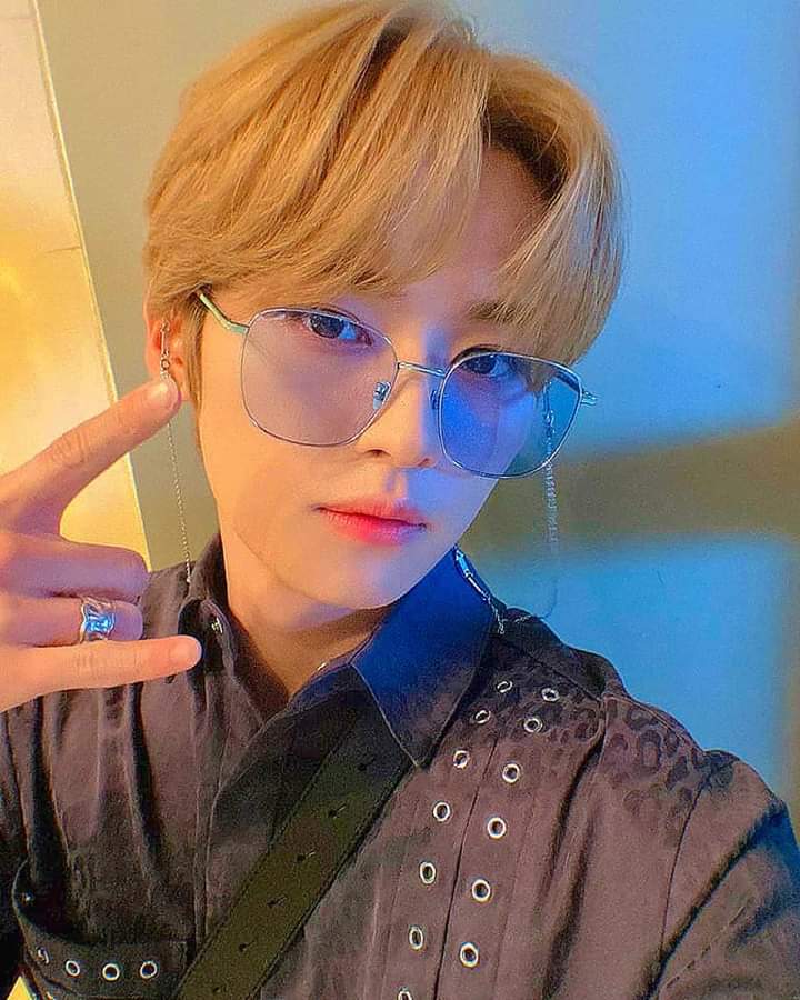 knnthenzo's tweet photo. — Kenneth Henzo Fuentes

 — lee know fc. '98 liner.
 — stricly ic.
 — n/sfw.  profanities.
 — fil/eng. mirrored lit.
 — from linocrumb's teardrops on my guitar au.
                    
                    ↻ ¦ ♡ https://t.co/JRT1aR1Ryf
