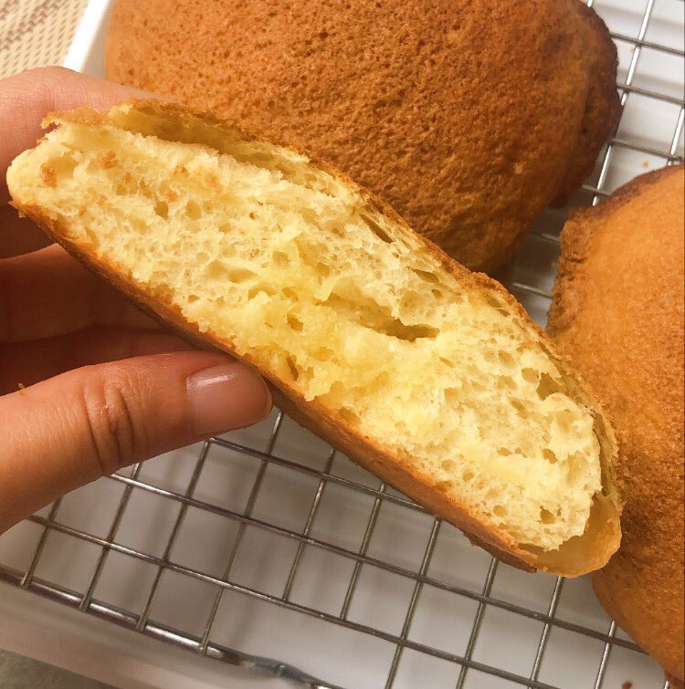 sunnyblush's tweet photo. barusan nyoba bikin coffee bun alias roti boy, hepi bgt aku berhasiiilll 🥺 dalemnya ringan &amp; buttery, luarnya garing terus kopinya juga berasa! jujur wangi banget hahahahah seneeeng 😚✨

detail resepnya aku drop di bawah ya 👇🏻 https://t.co/2LPmxuvArD