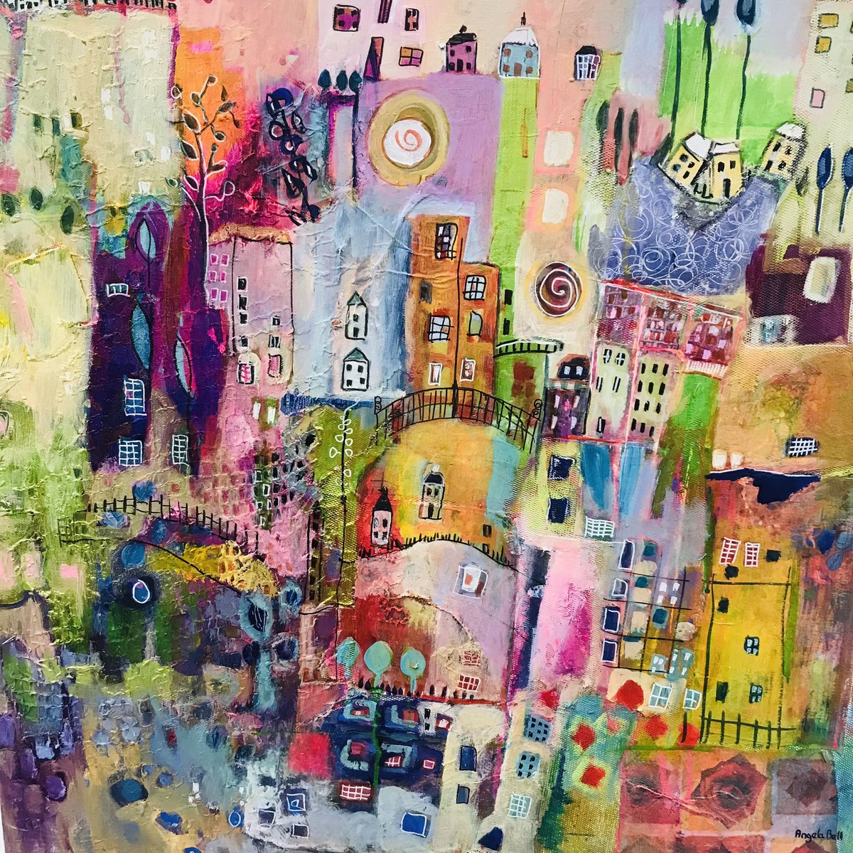 These vibrant and layered textual pieces by a Yorkshire Art member Angela Bell always grab attention in our Richmond Gallery. 
Come check them out in person! 
8 Kings Street DL10 4HP 
(Or even purchase them 🤩) 
#yorkshire #yorkshireart #art #originalart #gallery #artwork