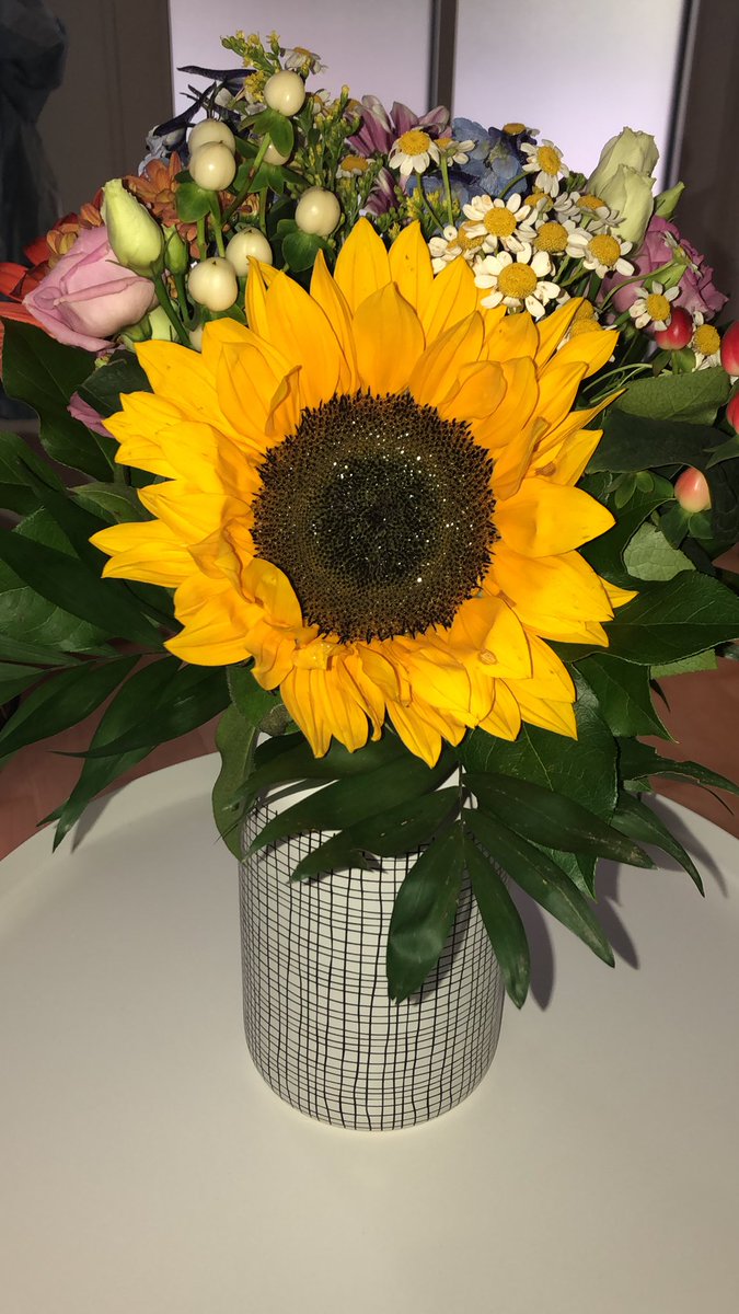 nanamiii0611's tweet photo. 突然大きな花束が家族名義で贈られてきて、花束と一緒に渡された封筒に差出人の名前がなかったから新手の詐欺か！？って思って、配達員になんで？何これ？とか聞いちゃって、ふつーに知らないわよ。って返されるという... https://t.co/saVRbqz0SN