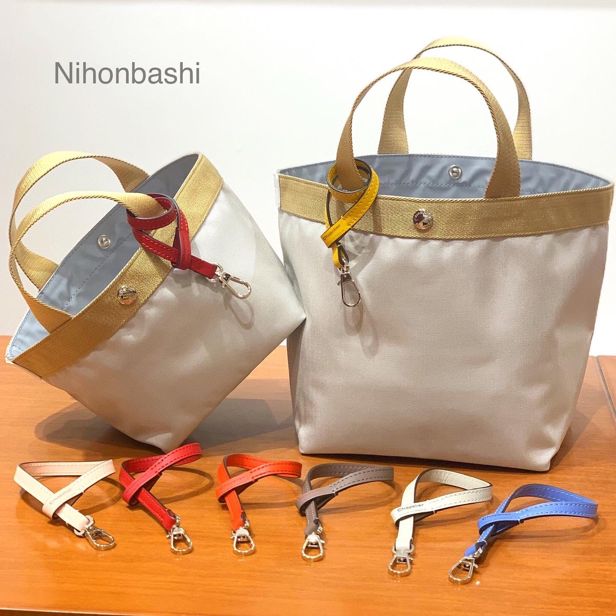 Herve_Chapelier's tweet photo. 【日本橋】
2021.7.13(TUE)🌤
・
🟨日本橋店限定商品🟨
マスティック×ゴールド×ブラン

ワンポイントにストラップと
合わせても素敵ですよ🌻✨

▶︎#701CB (Sサイズ) 
¥26,070(tax in)

◀︎#707CB (Mサイズ) 
¥35,640(tax in)

#1660L レザーストラップ
¥26,400(tax in) https://t.co/sxHRnBOy43