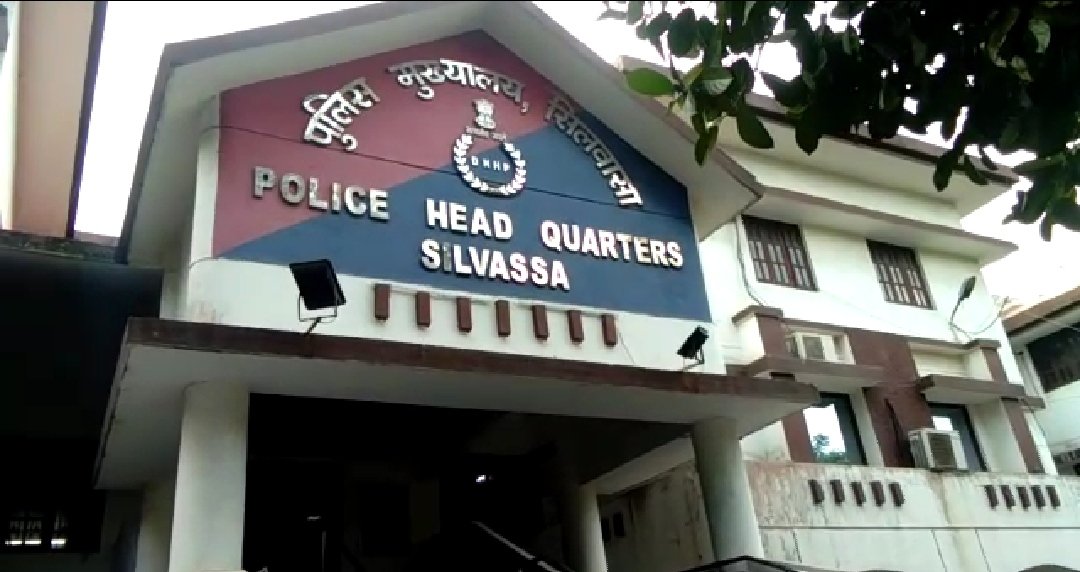 NonstopGujarat's tweet photo. #सेलवास #पुलिस #ग़लोंडा  सेलवास के गलोंडा से जुवा खेलने वाले 8 आरोपी के पास लाखो का मुद्दामाल पुलिस अपने कब्जे में तो ले लिया,लेकिन इस मामले की जानकारी मीडिया को देने में 24 घंटे क्यों लग रहे है @PMOIndia @prafulkpatel 
@mansukhmandviya https://t.co/5WEAQiLGCw