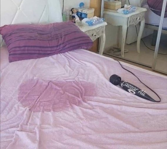 fabiennelepic7's tweet photo. this is so sad, i heard so much noise last night. And woke up and saw this. My grandmother was singing an emotional song and burst into tears and passed away 💔 #ripmyqueen #sad https://t.co/zis6KxG1yO
