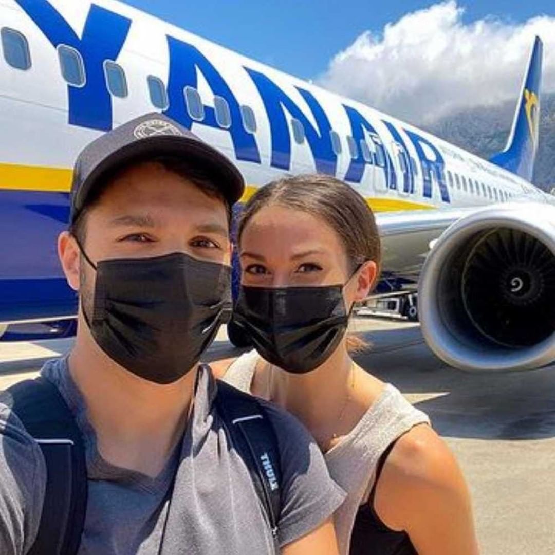 Ryanair_ES's tweet photo. Tip esencial para un viaje en pareja: ¡mascarillas a juego! 💑✈️

Gracias a: theglobalexpats (IG) por compartir su maskie con nosotros 😷

#ryanairstories #healthyflying https://t.co/jPV360HMyD