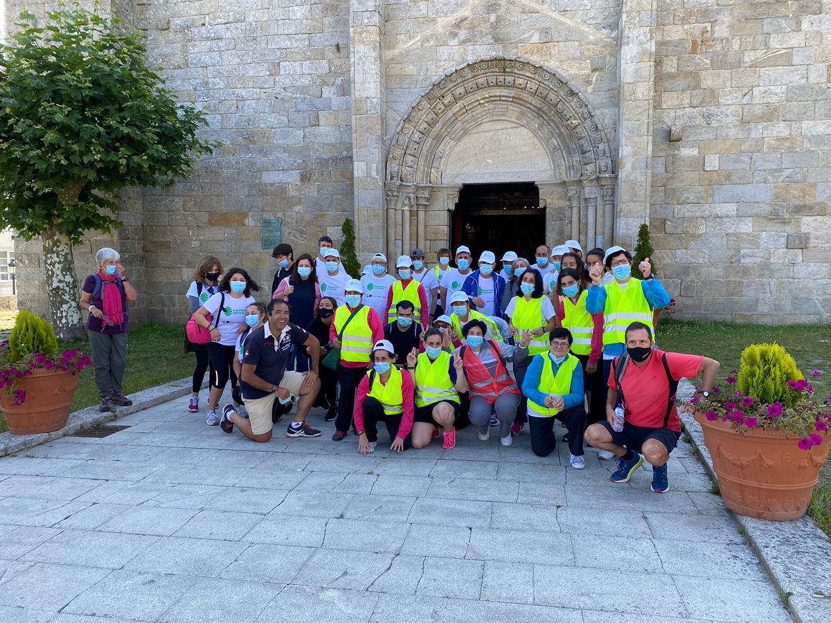 Arrancamos desde la excolegiata de Santa María de Baiona donde el párroco Don Manuel nos ha recibido muy amablemente y nos ha explicado la historia de esta Iglesia. Nos ha encantado! Ahora a caminar!!! 🚶