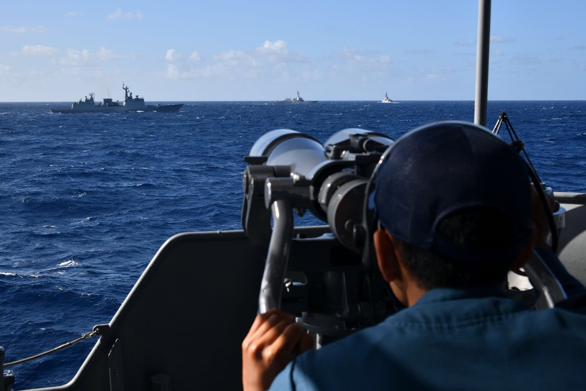 ModJapan_en's tweet photo. #JMSDF #JSMAKINAMI conducted electronic warfare exercise with @USNavy #RafaelPeralta, @Australian_Navy #HMASBRISBANE & @ROK_Navy #ROKSWangGeon in the eastern waters of 🇦🇺 to promote #FreeAndOpenIndoPacific and enhance collaboration among participating navies 🇯🇵🇺🇸🇦🇺🇰🇷(6/30-7/3). https://t.co/pW9uFYucmw
