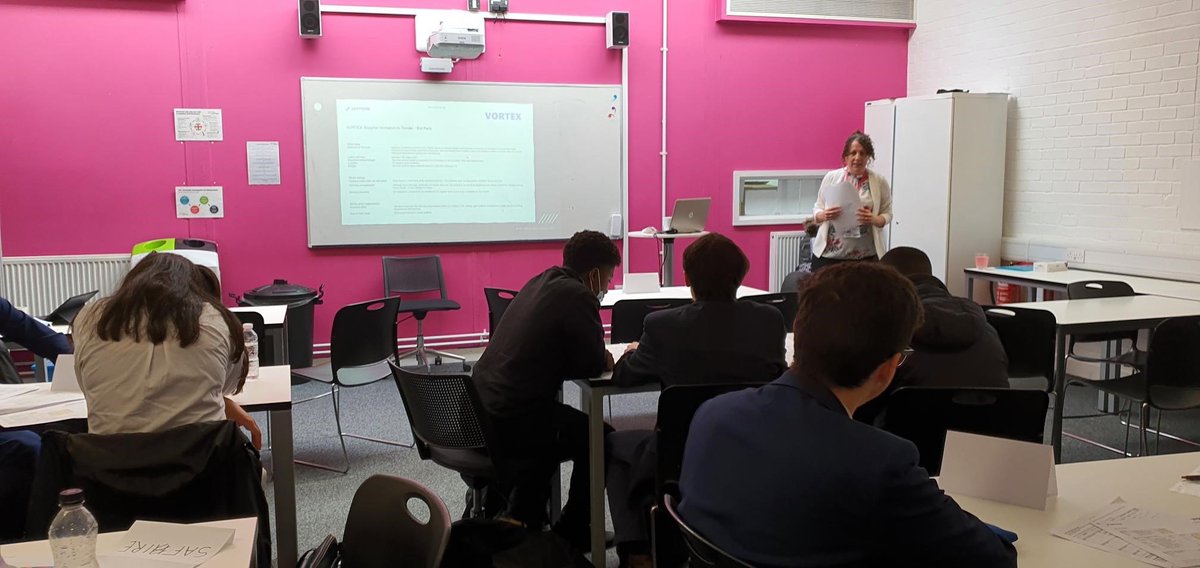 UTCReading's tweet photo. We also had a selection of workshops from Vortex Bid, Usports &amp; BMW engaging in team building exercises, and talking all things entrepreneurship &amp; linkedin! What a day to start the week! @UTCRCareers #Worldofworkweek #wowweek https://t.co/gzd2KFolEI