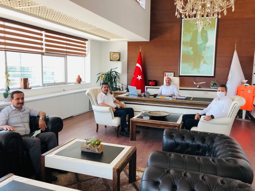 Koop İş Sendikası Genel Mali Sekreteri Sayın Osman AKSOY ile Şube Başkanı Sayın Mustafa Şahin, Bölge Müdürümüz Sayın Yakup Kasal’ı makamında ziyaret ettiler.