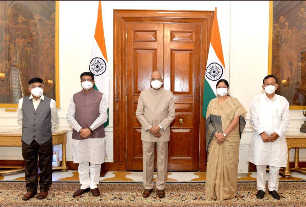 Annapurna Devi (@annapurna4bjp) on Twitter photo рдорд╛рдирдиреАрдп рд░рд╛рд╖реНрдЯреНрд░рдкрддрд┐ рд╢реНрд░реА рд░рд╛рдордирд╛рде рдХреЛрд╡рд┐рдВрдж рдЬреА рд╕реЗ рдЕрдкрдиреЗ рд╡рд░реАрдп рд╢реНрд░реА <a href="/dpradhanbjp/">Dharmendra Pradhan</a> рдХреЗ рдиреЗрддреГрддреНрд╡ рдореЗрдВ, рд╕рд╣рдпреЛрдЧреА MOS <a href="/EduMinOfIndia/">Ministry of Education</a> рд╢реНрд░реА <a href="/RanjanRajkuma11/">Dr. Rajkumar Ranjan Singh</a> рдПрд╡рдВ <a href="/Drsubhassarkar/">Dr. Subhas Sarkar</a> рдХреЗ рд╕рд╛рде рд╢рд┐рд╖реНрдЯрд╛рдЪрд╛рд░ рдореБрд▓рд╛рдХрд╛рддред рд╕реНрдиреЗрд╣рд╛рд╢реАрд╖ рдорд┐рд▓рд╛,рдорд╛рд░реНрдЧрджрд░реНрд╢рди рднреАред <a href="/rashtrapatibhvn/">President of India</a> рдорд╛рдирдиреАрдп рд░рд╛рд╖реНрдЯреНрд░рдкрддрд┐ рд╢реНрд░реА рд░рд╛рдордирд╛рде рдХреЛрд╡рд┐рдВрдж рдЬреА рд╕реЗ рдЕрдкрдиреЗ рд╡рд░реАрдп рд╢реНрд░реА <a href="/dpradhanbjp/">Dharmendra Pradhan</a> рдХреЗ рдиреЗрддреГрддреНрд╡ рдореЗрдВ, рд╕рд╣рдпреЛрдЧреА MOS <a href="/EduMinOfIndia/">Ministry of Education</a> рд╢реНрд░реА <a href="/RanjanRajkuma11/">Dr. Rajkumar Ranjan Singh</a> рдПрд╡рдВ <a href="/Drsubhassarkar/">Dr. Subhas Sarkar</a> рдХреЗ рд╕рд╛рде рд╢рд┐рд╖реНрдЯрд╛рдЪрд╛рд░ рдореБрд▓рд╛рдХрд╛рддред рд╕реНрдиреЗрд╣рд╛рд╢реАрд╖ рдорд┐рд▓рд╛,рдорд╛рд░реНрдЧрджрд░реНрд╢рди рднреАред <a href="/rashtrapatibhvn/">President of India</a>
