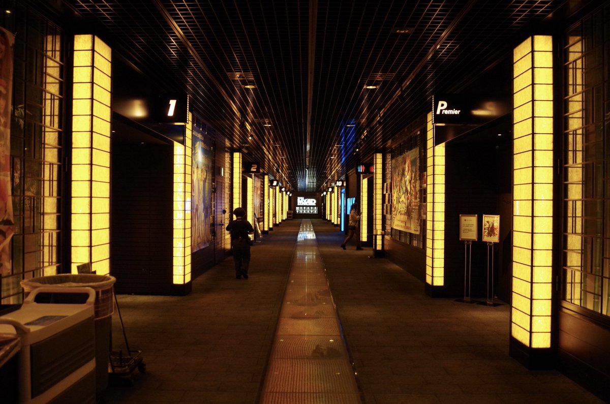 Qp アメリカン ユートピア 見た 心の中で何度かっこいい と思ったことか 良かった 映画館はtohoシネマズ二条 ワンフロアに10ものスクリーンがずらっと並んでいる 床の中央はガラスになっていて その下に長い長い枯山水が見える仕組み