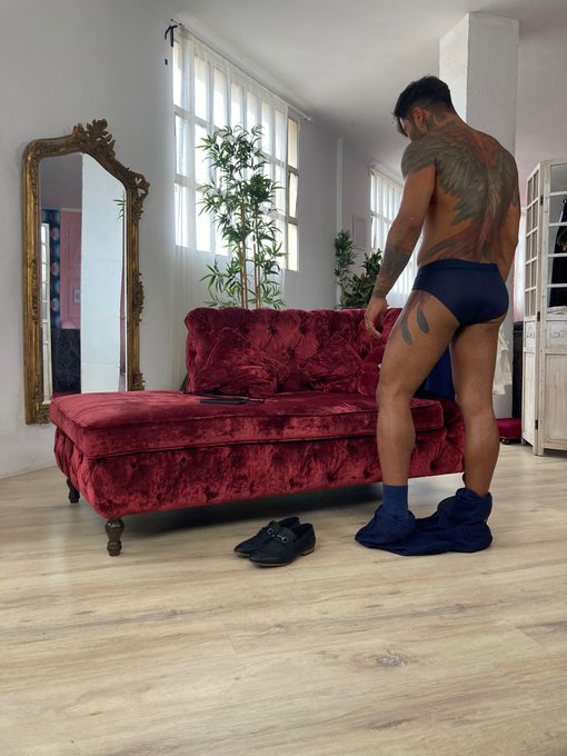 Are you ready? Let's play: ?Guess who's the hottie ?: https://t.co/cL7iYVDBfO

#VR #VRPorn #gayporn #virtualreality