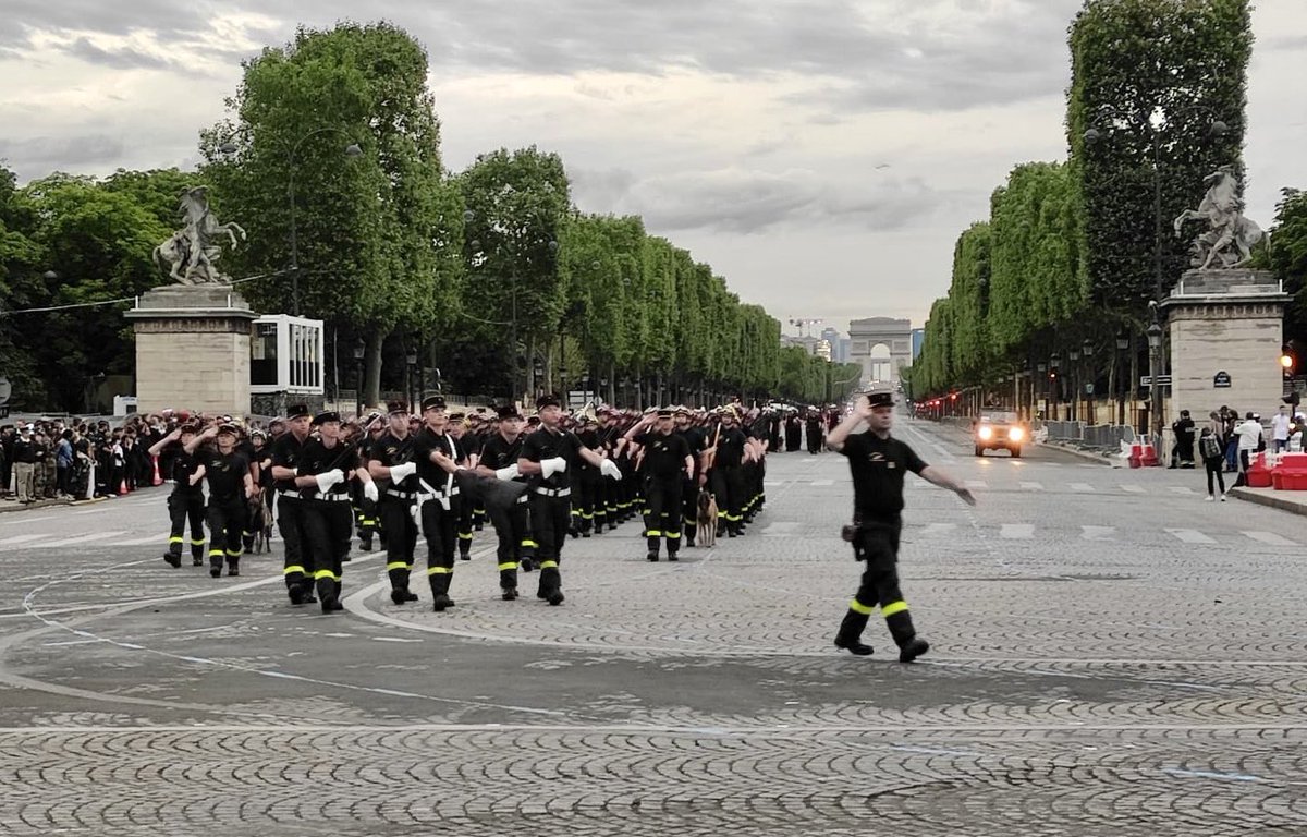 riisc_7's tweet image. [Répétitions #14juillet 🇫🇷] Nos fiers #sapeurssauveteurs de l’#UIISC7 s’entraînent sur la plus belle avenue du monde. Rendez-vous demain matin 8h00 sur TF1 et FR2. 🤗