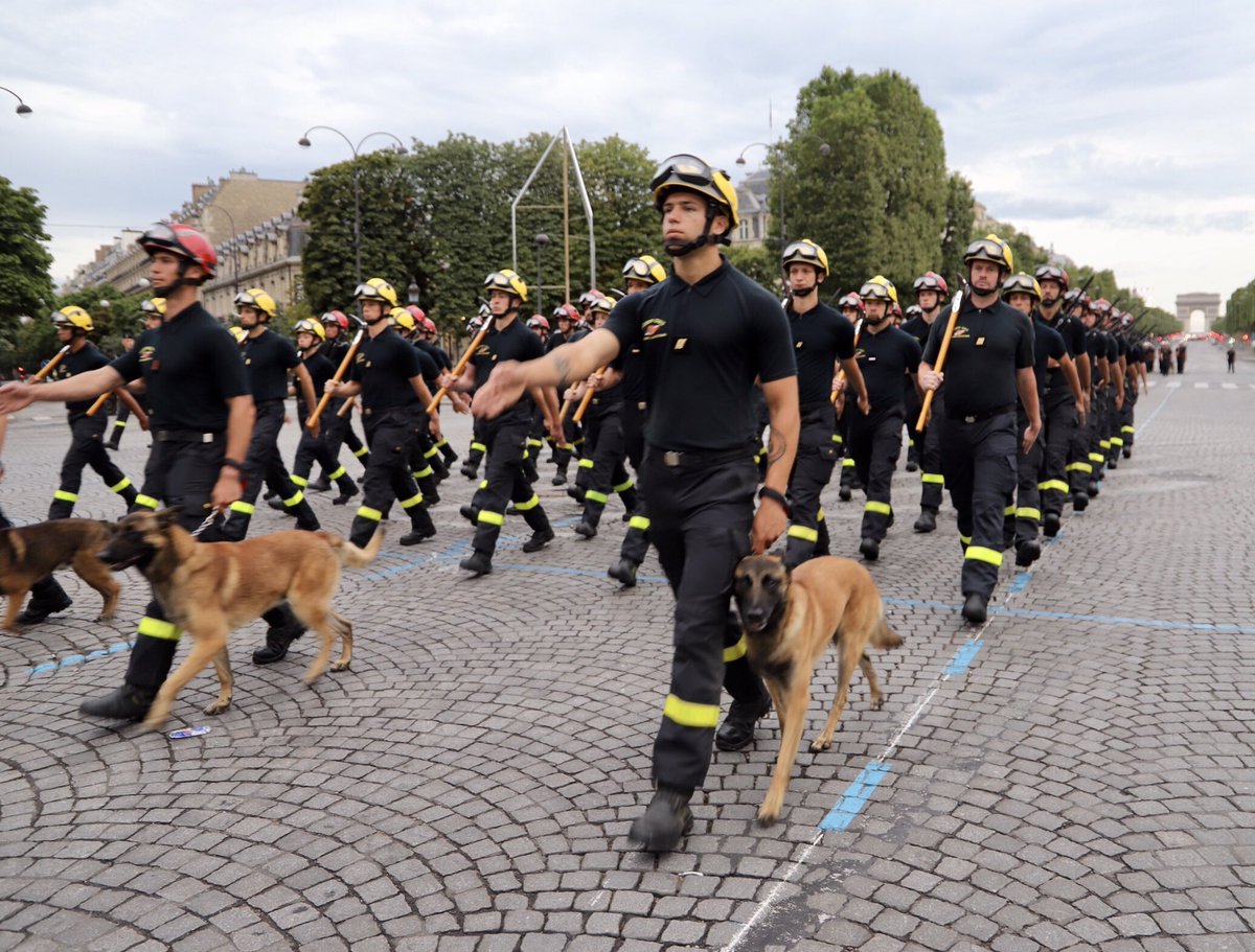 riisc_7's tweet image. [Répétitions #14juillet 🇫🇷] Nos fiers #sapeurssauveteurs de l’#UIISC7 s’entraînent sur la plus belle avenue du monde. Rendez-vous demain matin 8h00 sur TF1 et FR2. 🤗