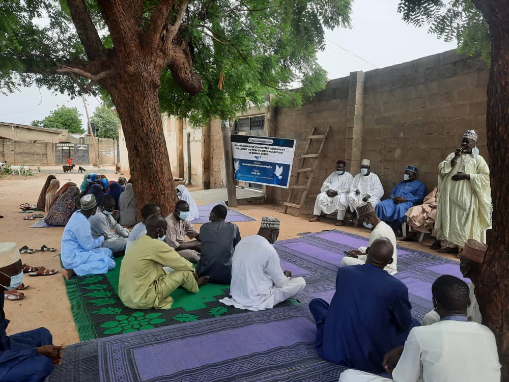 CDDWestAfrica's tweet photo. @CDDWestAfrica is in Bulumkutu Dala community for the monthly #SulhuDialogue.
The dialogue with community stakeholders opened up the opportunity for experience sharing by victims of Boko Haram violence and narratives on fostering social cohesion and peaceful coexistence. https://t.co/92CcNEyKWs