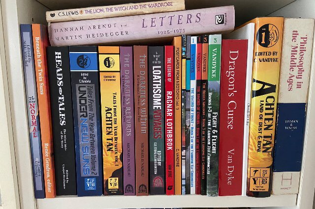 isparkit's tweet photo. Apparently there was an official arrival day for #HeadsAndTales 👀
(So start looking for your copy, or get to ordering it & post a share of you with yours)
I’ll have to add a #shelfie or #BookinHand shot soon
But for now 🤩 https://t.co/1ej4ScuvZY