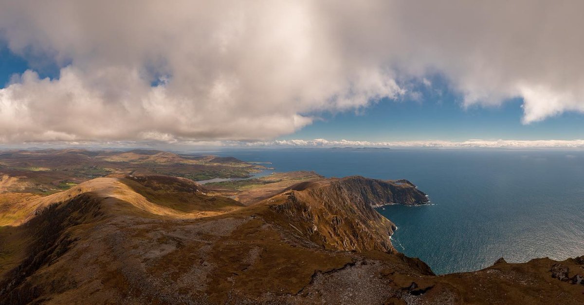 slieveleague_'s tweet photo. Breathtaking shot from the Slieve League Cliffs 🤩

These views never get old... 💙

📷 thanks to @borisd_videos on Instagram ☘️

#slieveleague #sliabhliag #tilinncafe #tilinn #slieveleaguecliffs #irishcrafts #discoverdonegal #donegal https://t.co/dmLoReBi6h