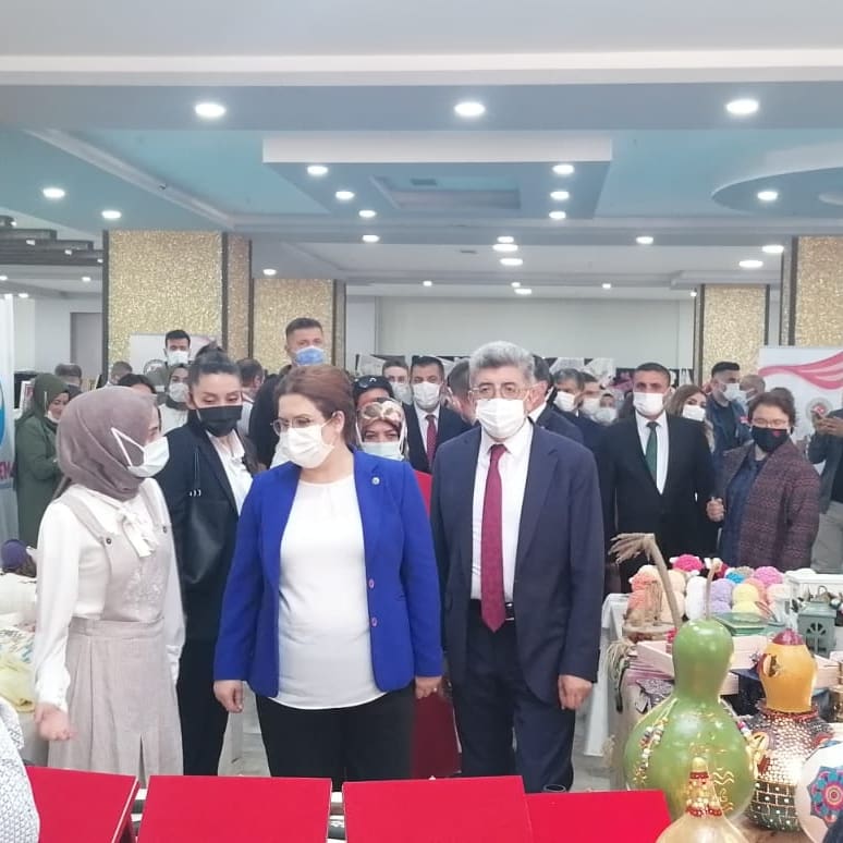 İlimize teşrif eden <a href="/tcailesosyal/">T.C. Aile ve Sosyal Hizmetler Bakanlığı</a> Bakanımız Sn.<a href="/deryayanikashb/">Derya Yanık</a> kurumumuzun hazırlamış olduğu sergi alanını ziyaret etti. Kursiyerlerimizn yapmış olduğu su kabağı,  sedefkakma, filografi, örgü ve nakış ürünlerini inceledi. 
<a href="/GurpinarS/">Gurpinar Sydv</a> 
<a href="/Gkaymakamlik/">Gürpınar Kaymakamlığı 🇹🇷</a> 
<a href="/OzcanEsiyok/">Özcan Eşiyok</a> 
<a href="/Fatih_Kayabasi/">Fatih Kayabaşı</a>