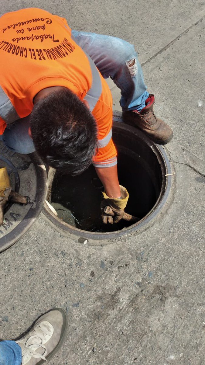 jcelchorrillo's tweet photo. En días pasados, se realizó destapes de alcantarillas en el Lirio 6, ubicado en calle 23; logrando así resolver el llamado de los residentes.

El trabajo de destapes es difícil y arriesgado, pero contamos con toda la disposición de solucionar las necesidades de la comunidad. https://t.co/8sagZM58UK