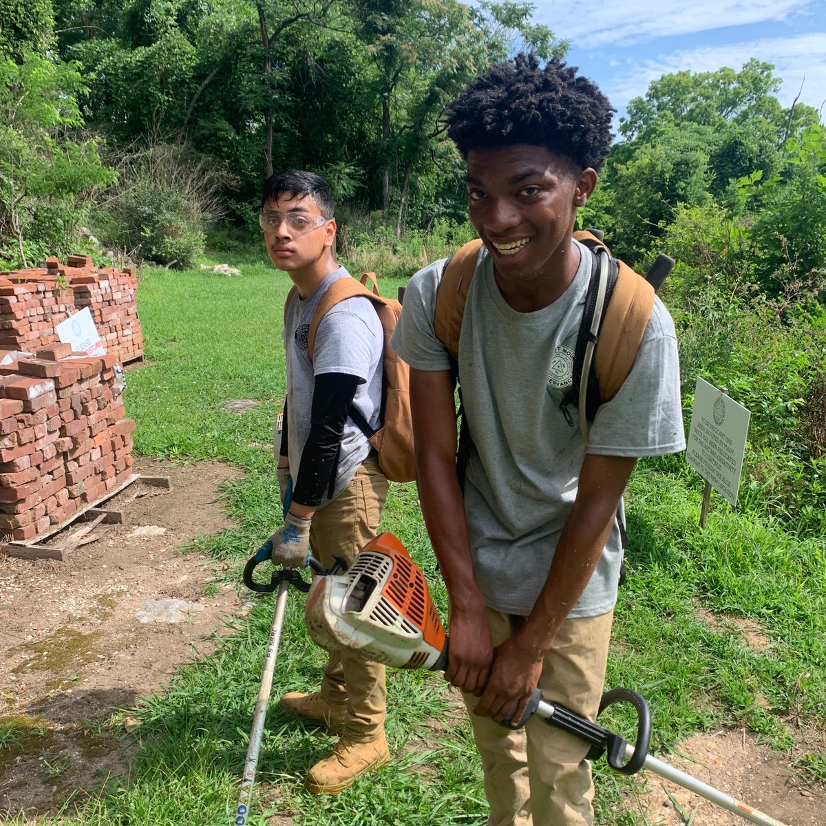 LMCChattanooga's tweet photo. The work never stops and neither do they.
#urbanforest #lmcinterns #lookoutmountain #landmaintenance #nature #chattanooga #landconservation #30by30 https://t.co/WpPmBhGtn3